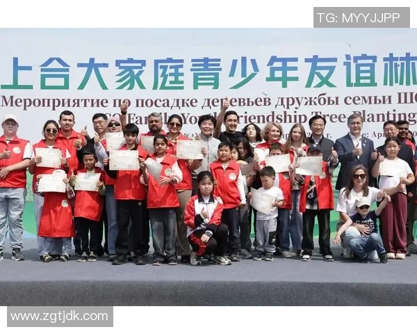 足球巨星齐聚一堂 合影留念记录历史时刻 展现荣耀与激情